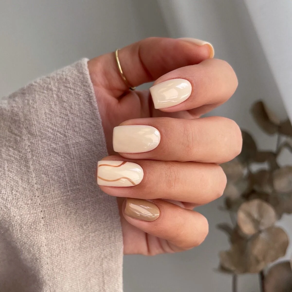 653 Mud Bath - Semilac Soak Off Gel / Hybrid Nail Polish - Image 3