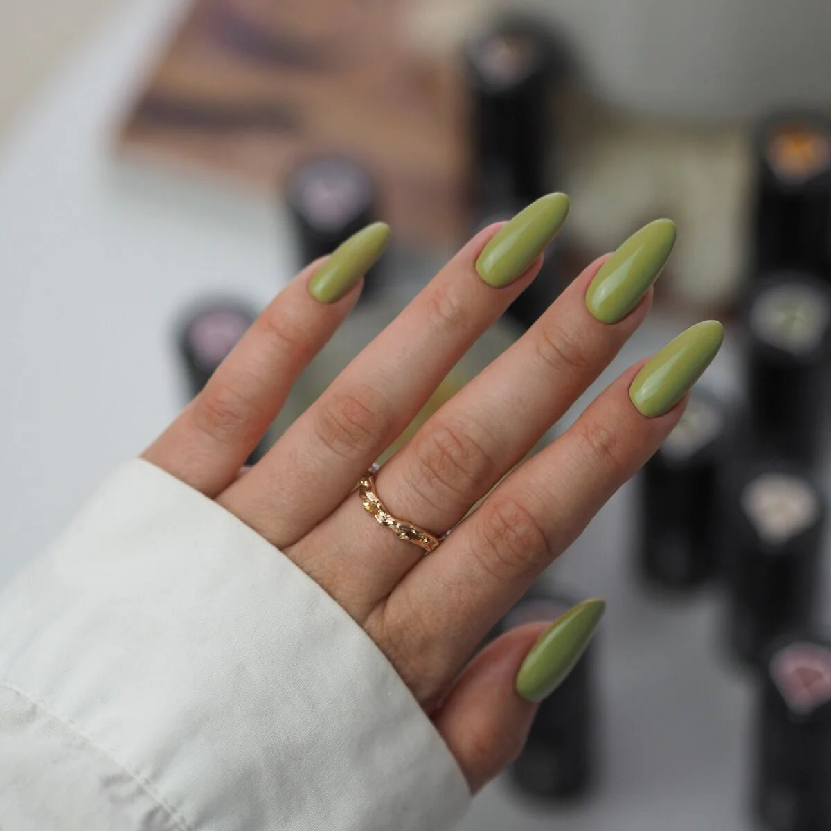 659 Matcha Latte - Semilac Soak Off Gel / Hybrid Nail Polish - Image 4