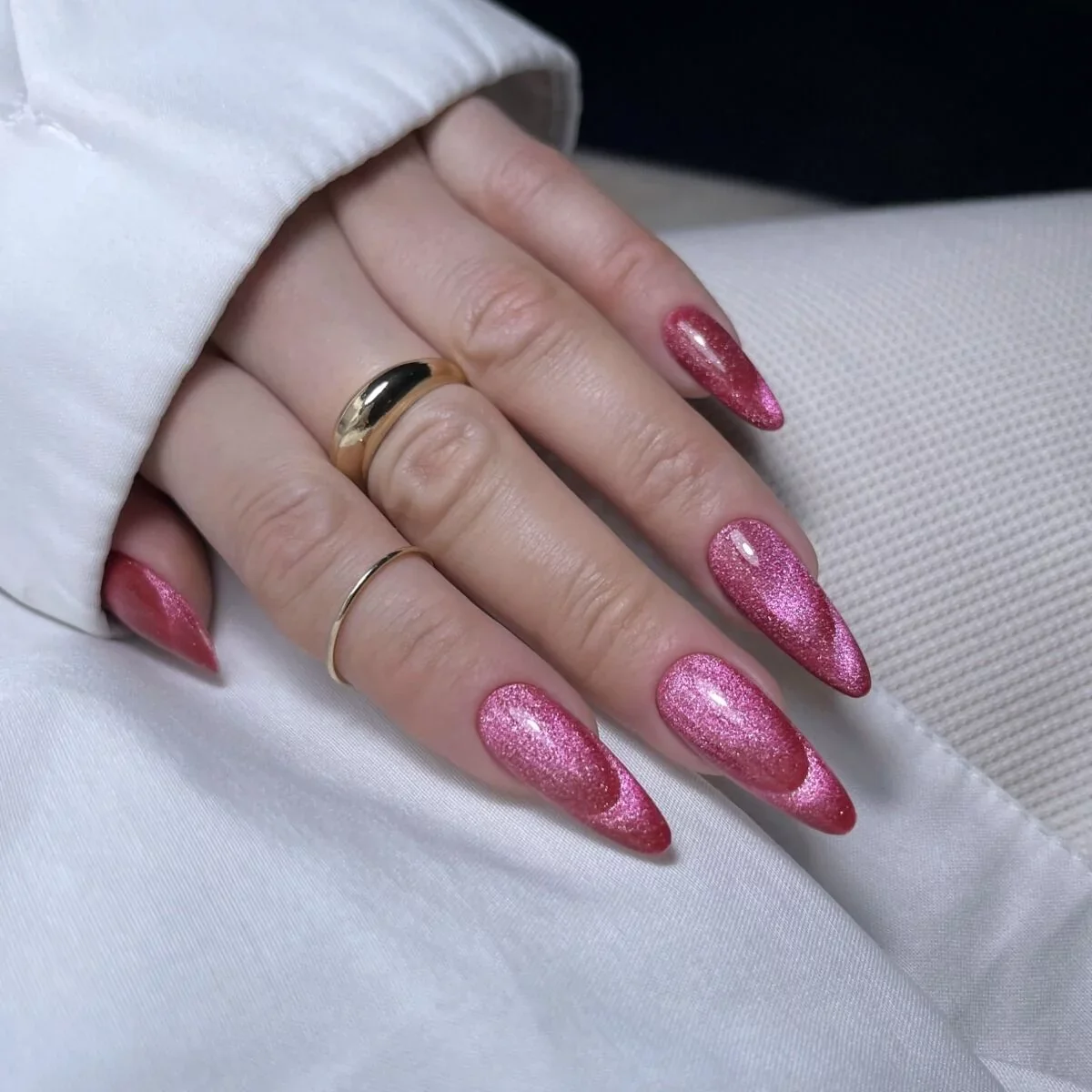 795 Magnetic Raspberry - Semilac Soak Off Gel / Hybrid Nail Polish - Image 4