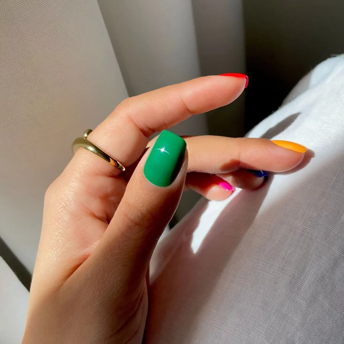 985 Hailey Green - Semilac Soak Off Gel / Hybrid Nail Polish - Image 3