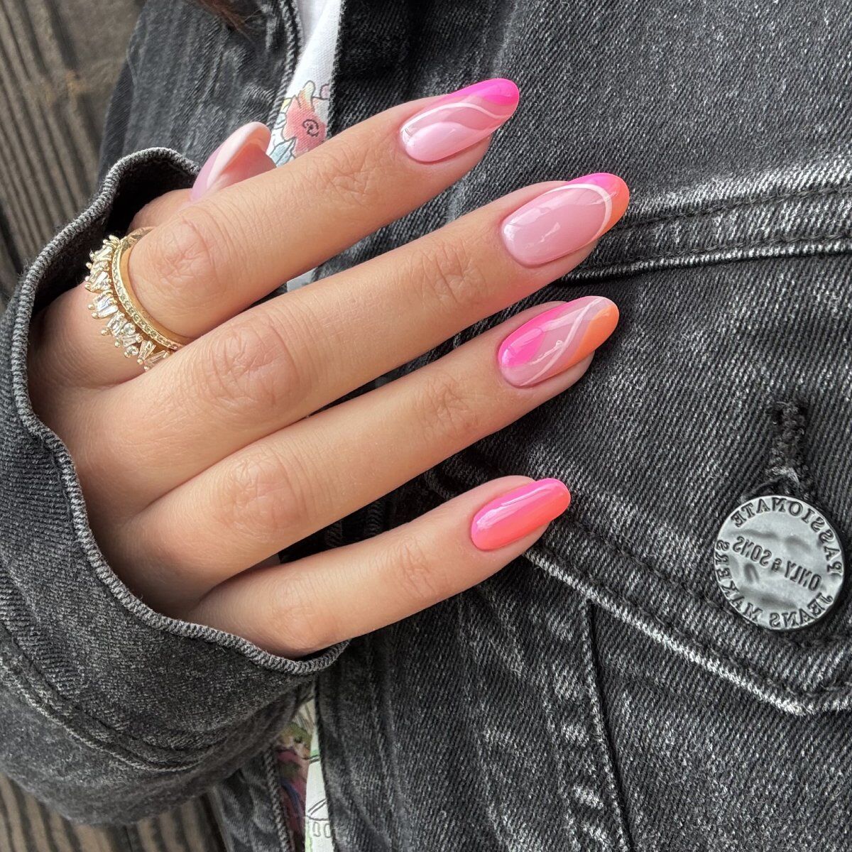 A709 Aphrodite's Kiss - Semilac Soak Off Gel / Hybrid Nail Polish - Image 3